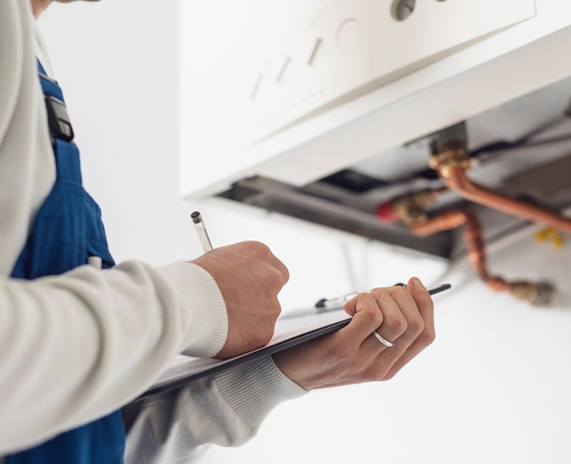 Professioneller Installateur führt eine Überprüfung von Heizungsanlagen durch.
