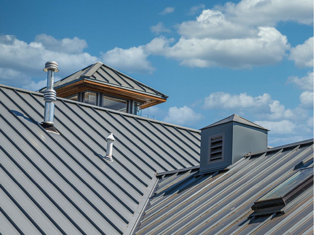 Geripptes Metalldach unter blauem Himmel
