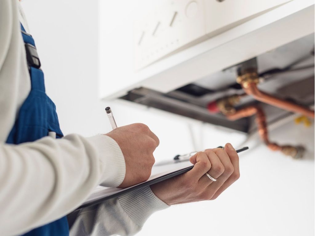 Professioneller Installateur führt eine Überprüfung von Heizungsanlagen durch.
