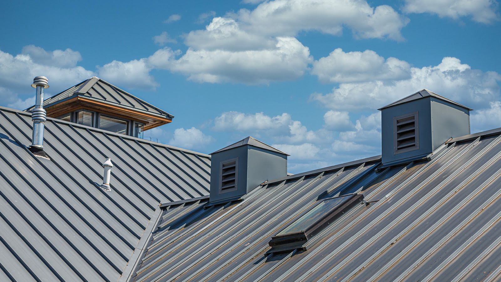 Geripptes Metalldach unter blauem Himmel