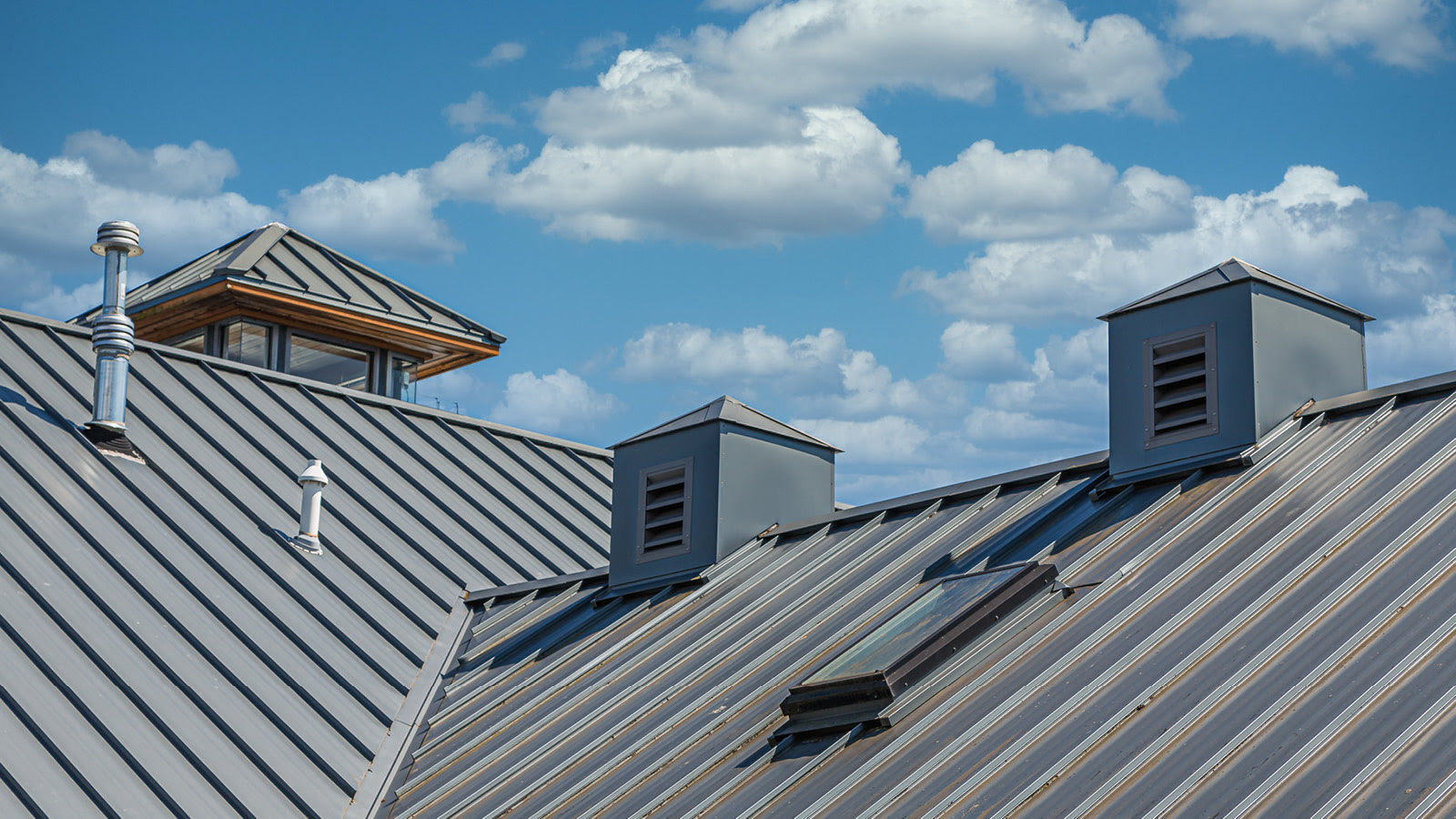 Geripptes Metalldach unter blauem Himmel